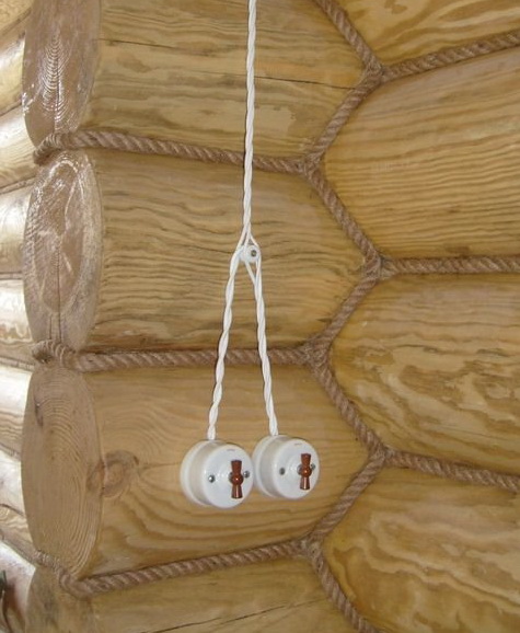 Электропроводка в деревянном доме. Открытая или скрытая прокладка?