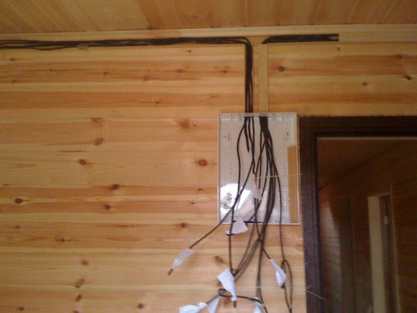 прокладка кабеля в доме из бруса